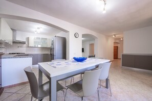 Dining - Holiday Home 'Casa Francesca' with Mountain View, Wi-Fi and Air Conditioning (Villa san pietro)