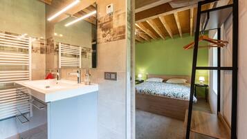 2 bedrooms, iron/ironing board, bed sheets