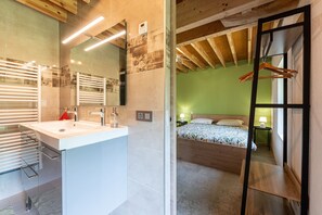 2 habitaciones, tabla de planchar con plancha y ropa de cama 