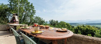 Guest House 'Chambre Verte' with Mountain View, Private Terrace and Shared Garden