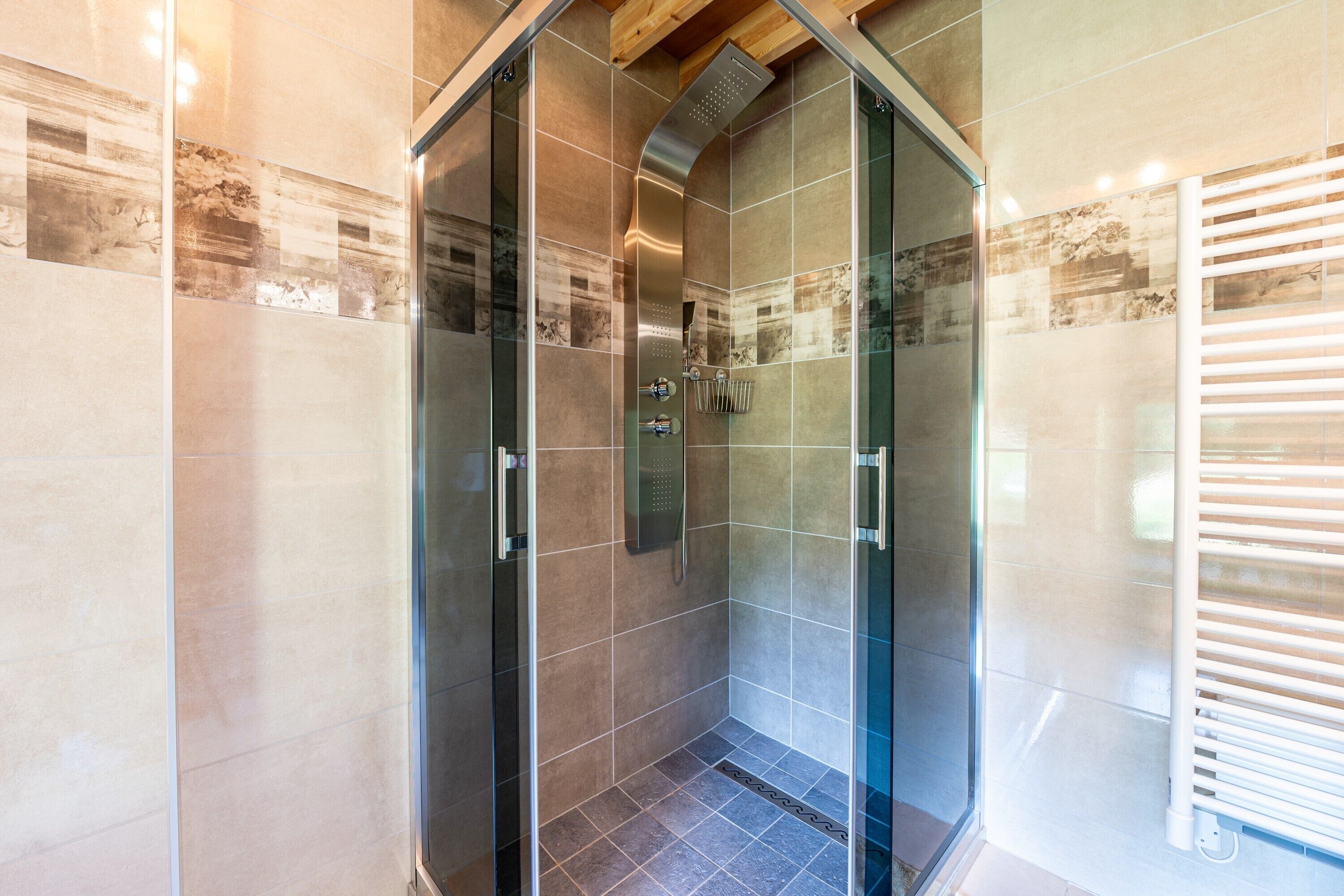 Douche, serviettes fournies