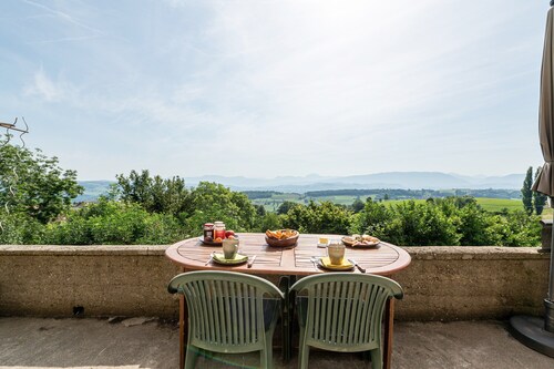 Gästehaus 'Chambre Verte' mit Bergblick, privater Terrasse und gemeinsamem Garten