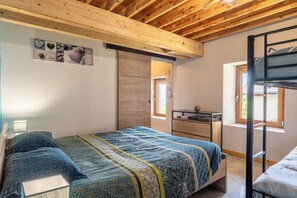 2 bedrooms, iron/ironing board, bed sheets