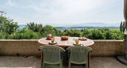 Gästezimmer 'Chambre Bleue' mit Bergblick, privater Terrasse und Gemeinschaftsgarten