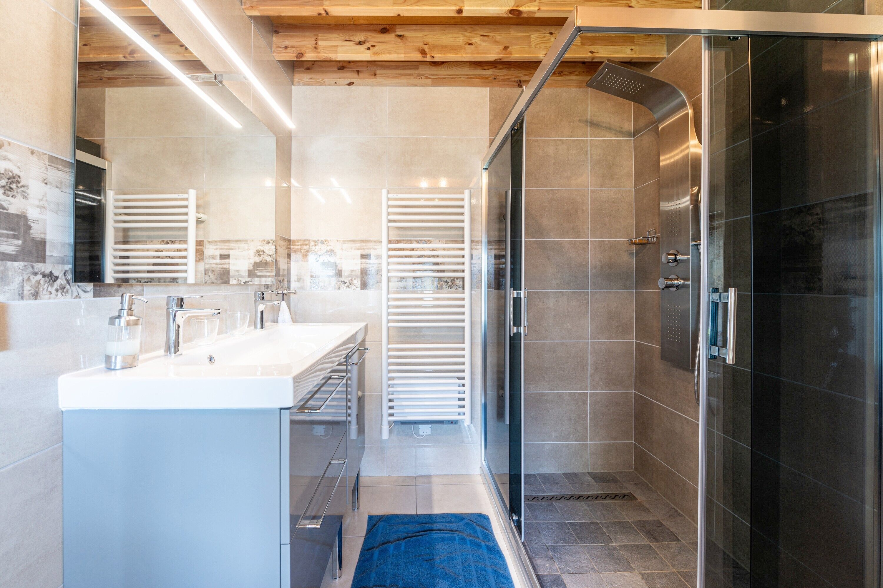 Een douche, handdoeken