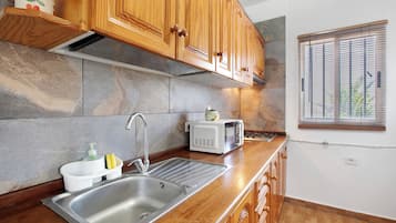 Réfrigérateur, micro-ondes, plaque de cuisson, cafetiÚre/bouilloire