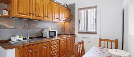 Kühlschrank, Mikrowelle, Herdplatte, Wasserkocher mit Kaffee-/Teezubehör