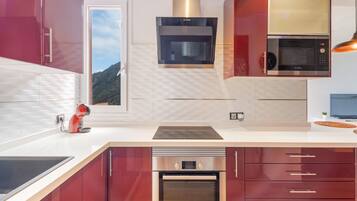 Køleskab, mikrobølgeovn, ovn, kogeplade