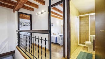 3 slaapkamers, een strijkplank/strijkijzer, gratis wifi, beddengoed
