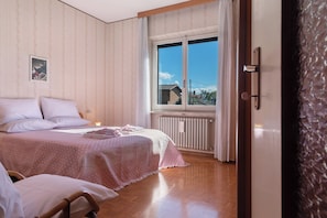 3 sovrum, strykjärn/strykbräda, gratis wi-fi och sängkläder