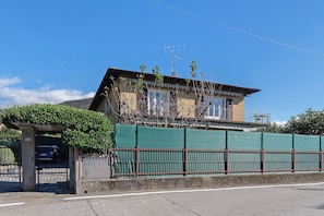 Exterior - Apartment 'Casa Rosanna al lago' with Lake View, Balcony & Shared Garden (Maccagno con Pino e Veddasca)