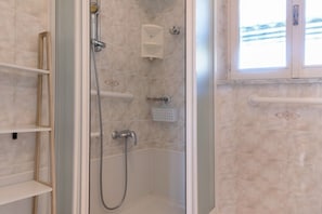 Dusche, Haartrockner, Handtücher