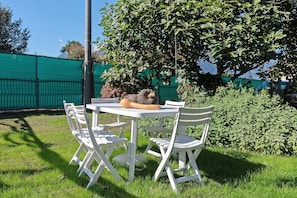 Outdoor dining - Apartment 'Casa Rosanna al lago' with Lake View, Balcony & Shared Garden (Maccagno con Pino e Veddasca)