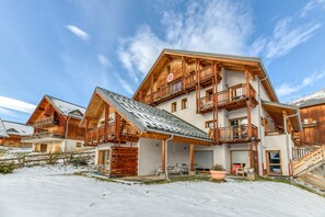 Exterior - Apartment 'L'escargot' with Mountain View, Private Terrace and Wi-Fi (Saint Jean d'Arves)