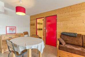 Dining - Apartment 'L'escargot' with Mountain View, Private Terrace and Wi-Fi (Saint Jean d'Arves)