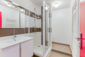 Douche, sèche-cheveux