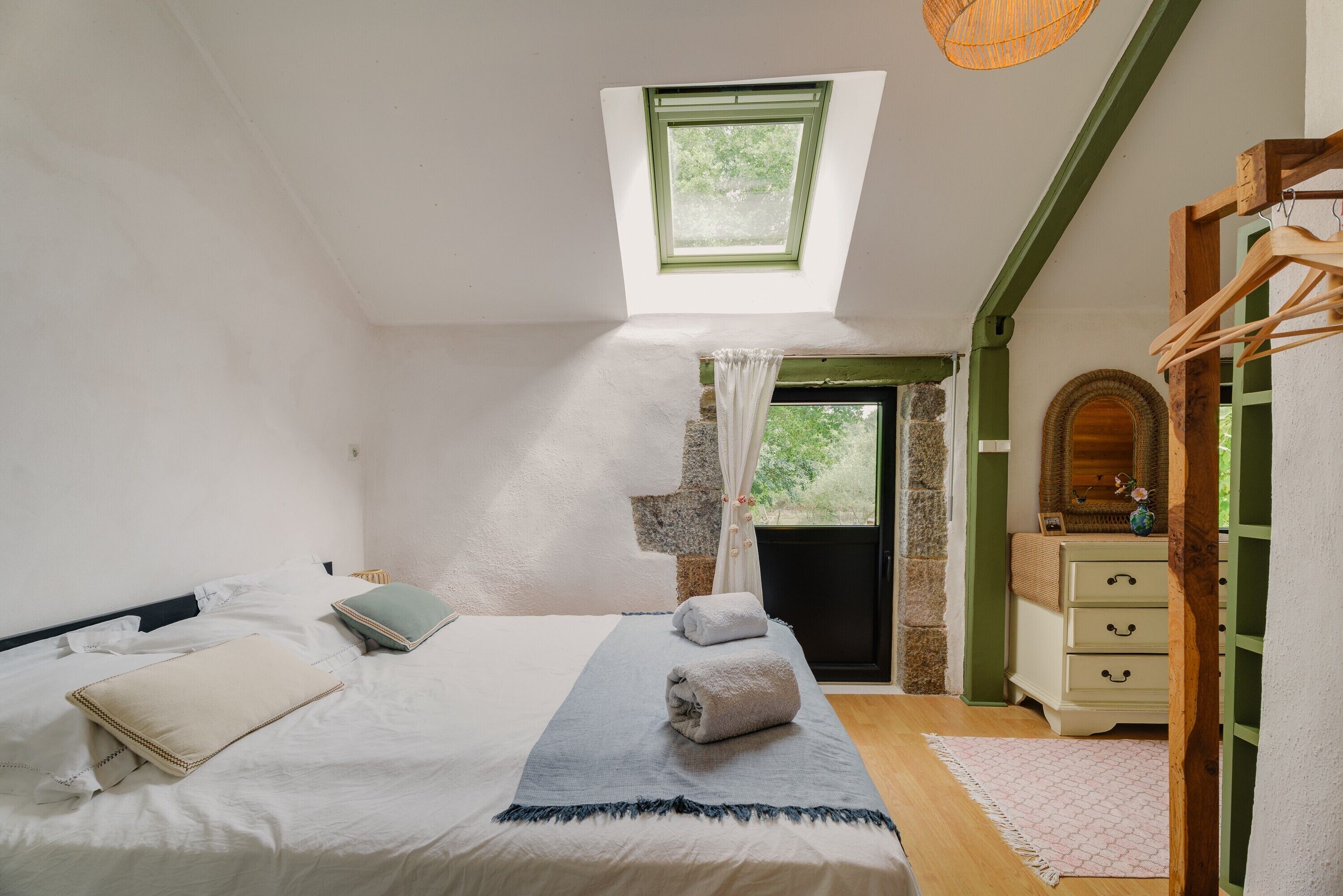 1 habitación, tabla de planchar con plancha, wifi gratis y ropa de cama 