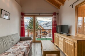 TV - Apartment 'Le Dahut' with Mountain View, Shared Terrace and Wi-Fi (Saint Jean d'Arves)