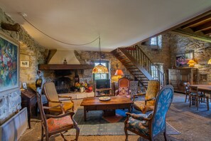 Interior - Villa 'L'Elzède' with Mountain View, Private Pool and Wi-Fi (Les Vans)