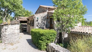 A stone building with a tiled roof, surrounded by greenery and trees. - Villa 'L'Elzède' with Mountain Views, Private Pool and Wi-Fi (Les Vans)