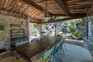 Outdoor dining - Villa 'L'Elzède' with Mountain View, Private Pool and Wi-Fi (Les Vans)