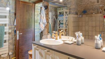 Shower, hair dryer, towels