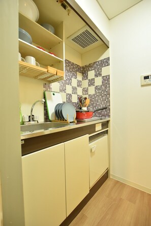 Fridge, microwave, stovetop, cookware/dishes/utensils