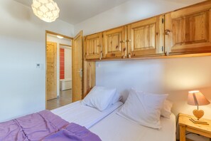 2 bedrooms, iron/ironing board, free WiFi