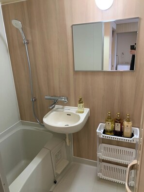Secador de cabelo, toalhas de banho