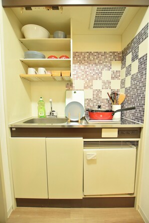 Fridge, microwave, stovetop, cookware/dishes/utensils