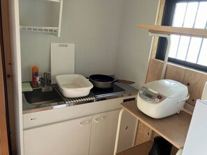 Fridge, microwave, stovetop, cookware/dishes/utensils - Hermit Crab Shima Hideout Rented as a whole hous / Shima Mie (Shima)