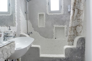 Douche, sèche-cheveux, serviettes fournies