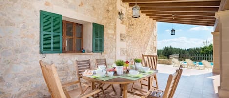 屋外ダイニングエリア