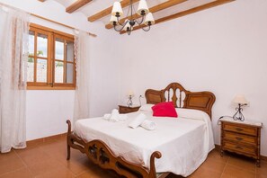 4 bedrooms, iron/ironing board, free WiFi, bed sheets