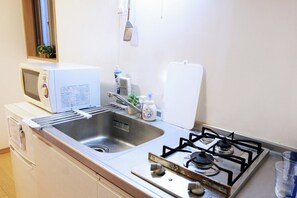 Réfrigérateur, micro-ondes, plaque de cuisson