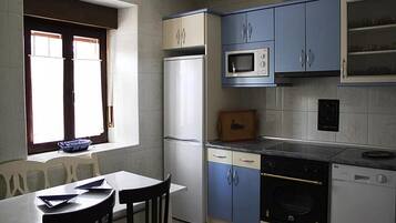 Jääkaappi, mikroaaltouuni, uuni, liesi