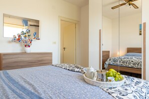 2 habitaciones, tabla de planchar con plancha y ropa de cama 