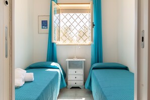 2 habitaciones, tabla de planchar con plancha y ropa de cama 