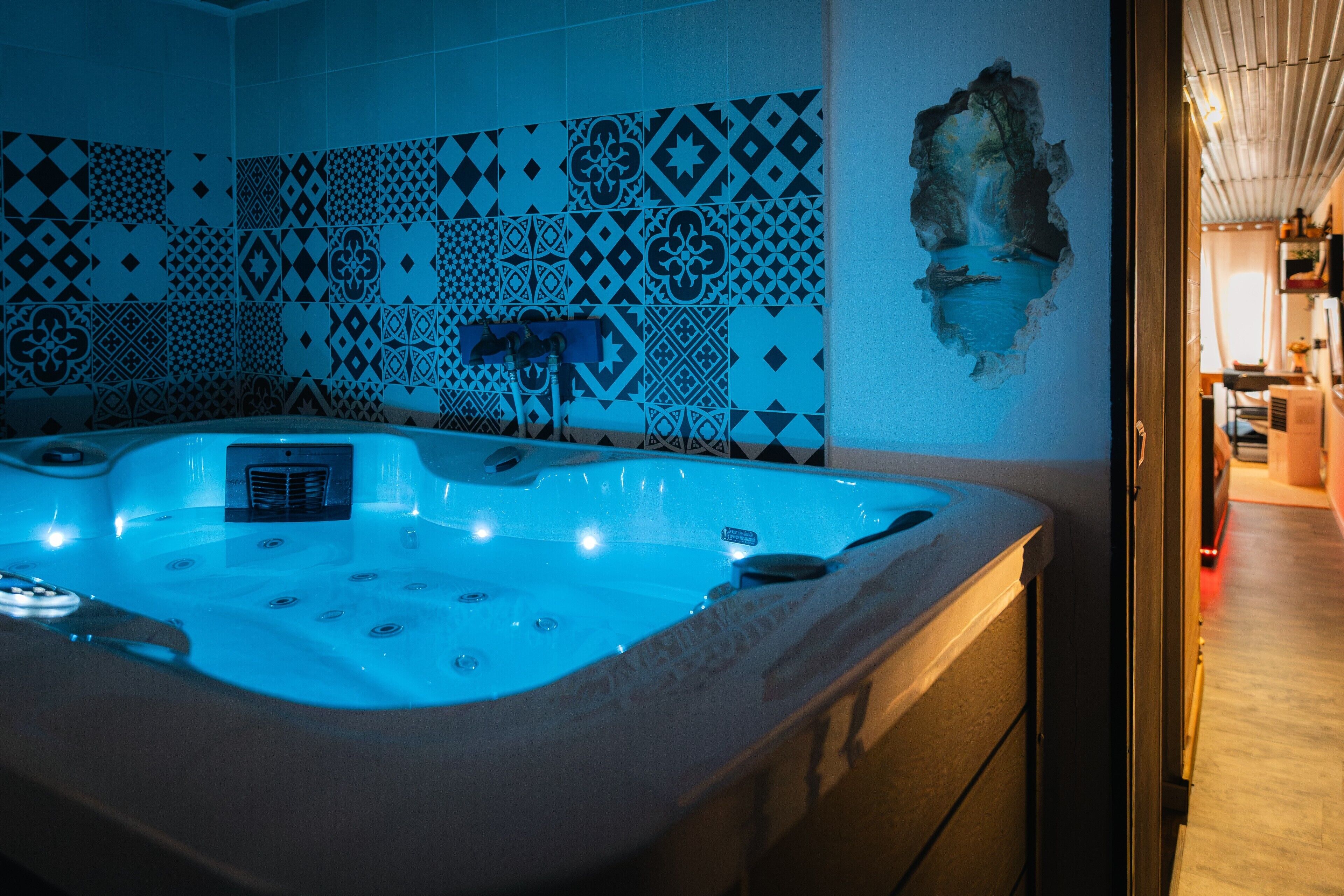 Een bubbelbad met een betegelde muur op de achtergrond.