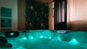 A hot tub with a wooden ceiling and a wall with vertical slats. - Apartment 'Sweet Loft Grenoble' with Wi-Fi and Air Conditioning (Grenoble)