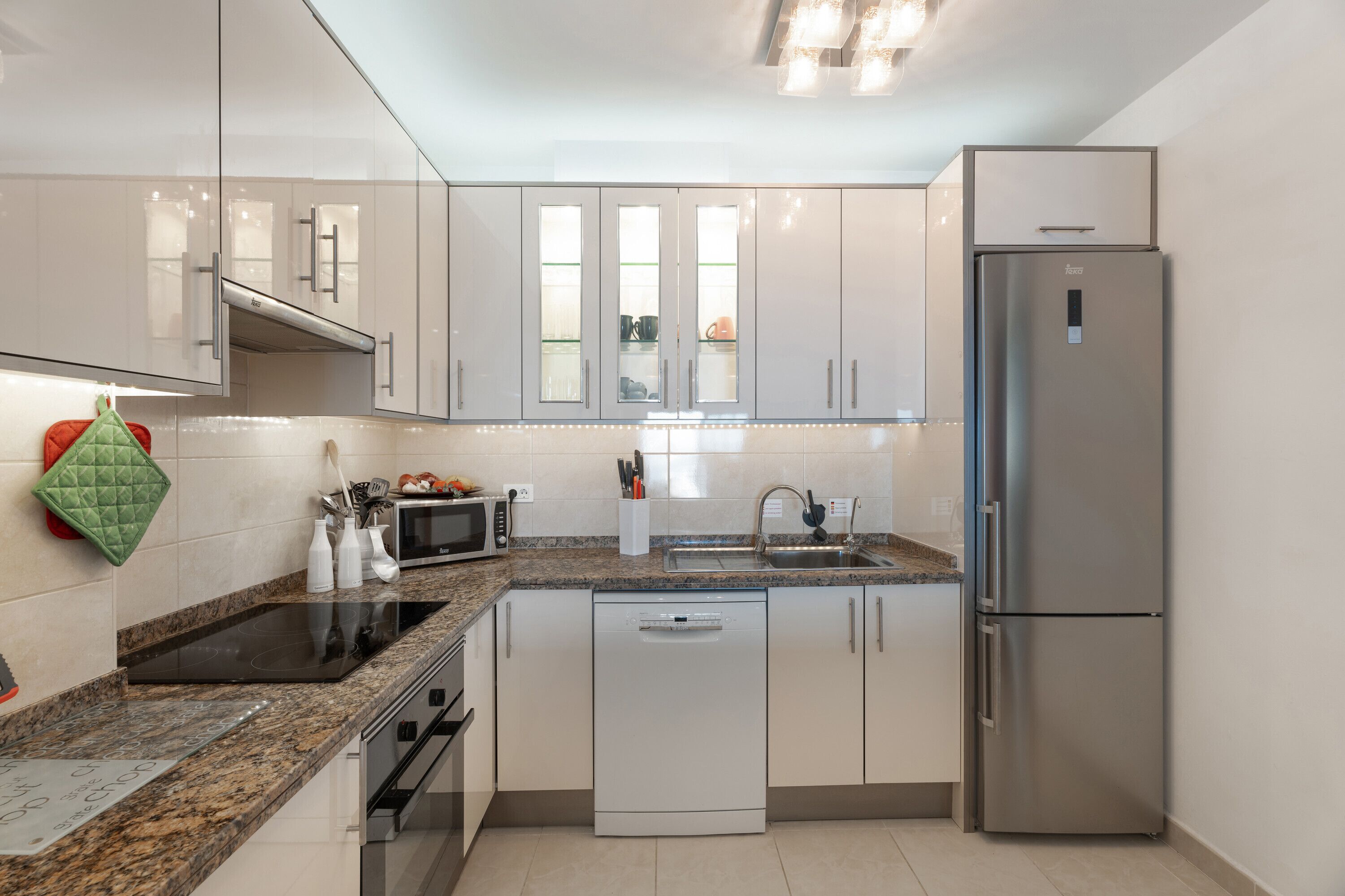 Réfrigérateur, micro-ondes, four, plaque de cuisson