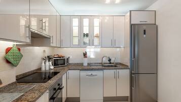 Kühlschrank, Mikrowelle, Ofen, Herdplatte