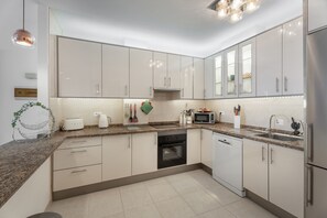 Réfrigérateur, micro-ondes, four, plaque de cuisson