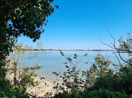 Beach nearby. Cozy Studio 'Ideal Near the Sea and Vannes' with Wi-Fi