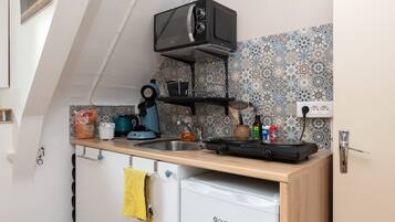 Réfrigérateur, micro-ondes, plaque de cuisson, cafetiÚre/bouilloire