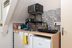 Refrigerador, microondas, parrilla de estufa y cafetera y tetera 