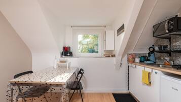 Réfrigérateur, micro-ondes, plaque de cuisson, cafetiÚre/bouilloire