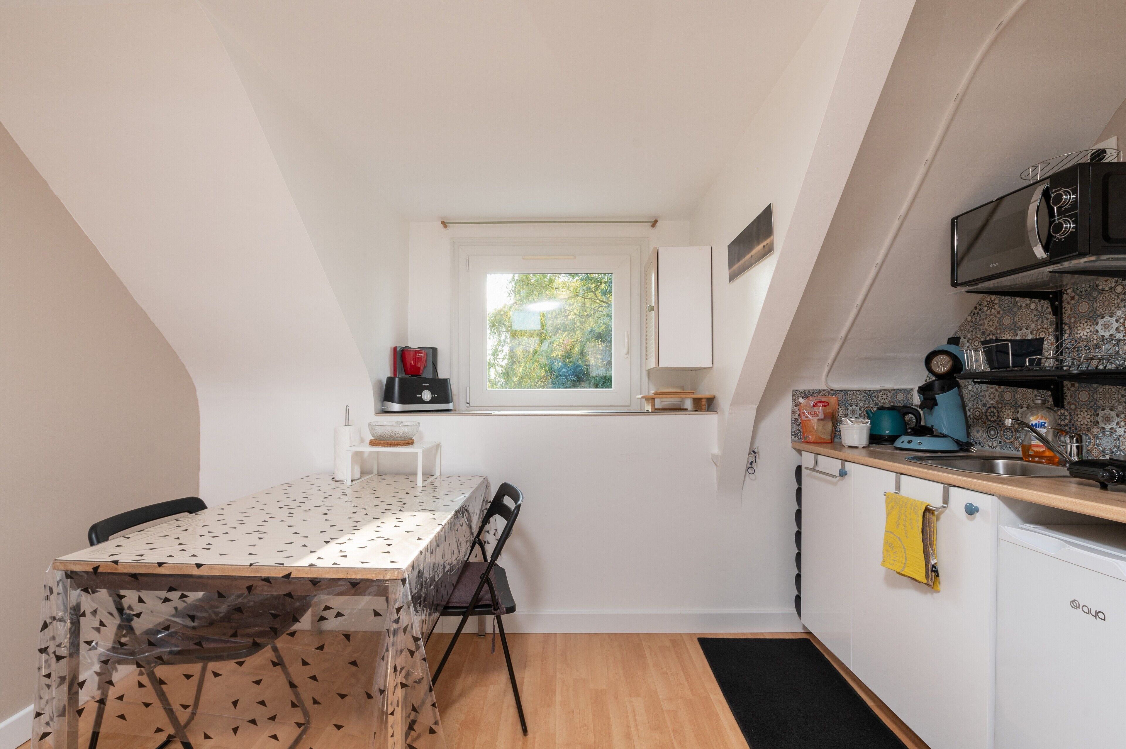 Réfrigérateur, micro-ondes, plaque de cuisson, cafetière/bouilloire