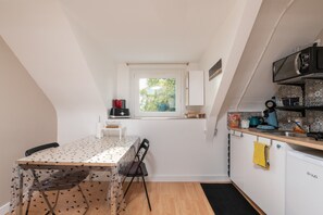 Fridge, microwave, stovetop, coffee/tea maker - Cozy Studio 'Ideal Near the Sea and Vannes' with Wi-Fi (Theix-Noyalo)