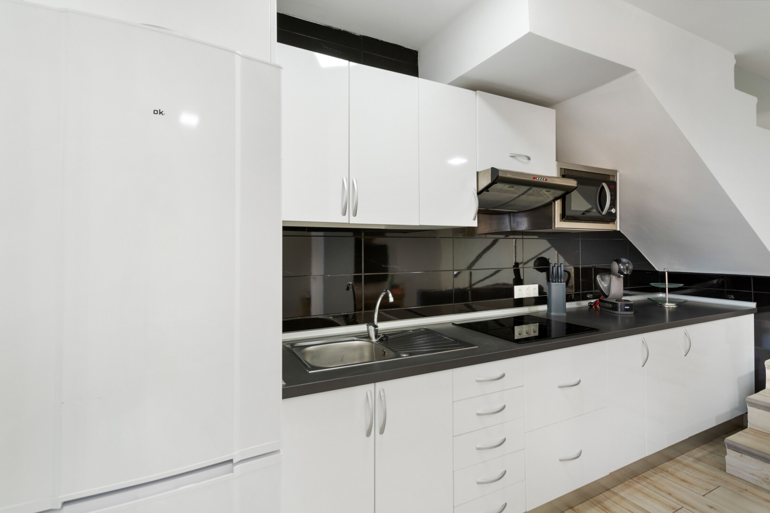 Een koelkast, een magnetron, een kookplaat